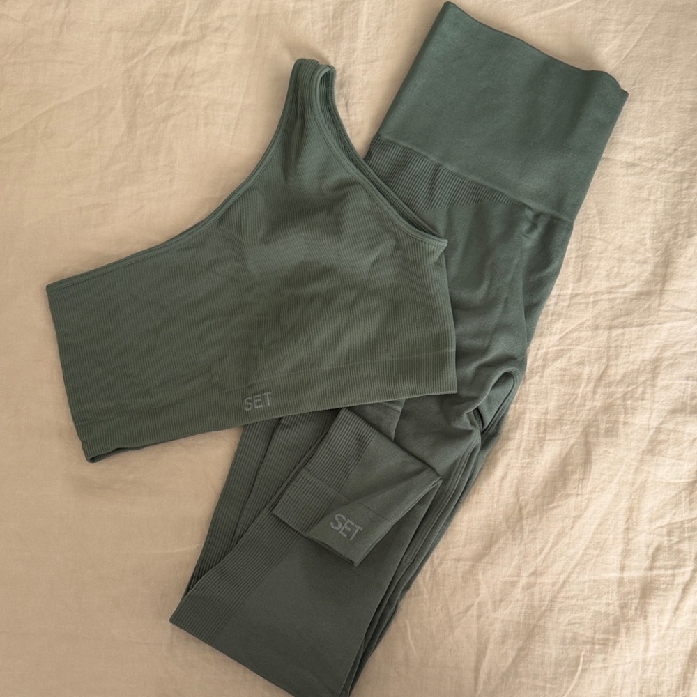 SET Green Ribbed Activewear Set